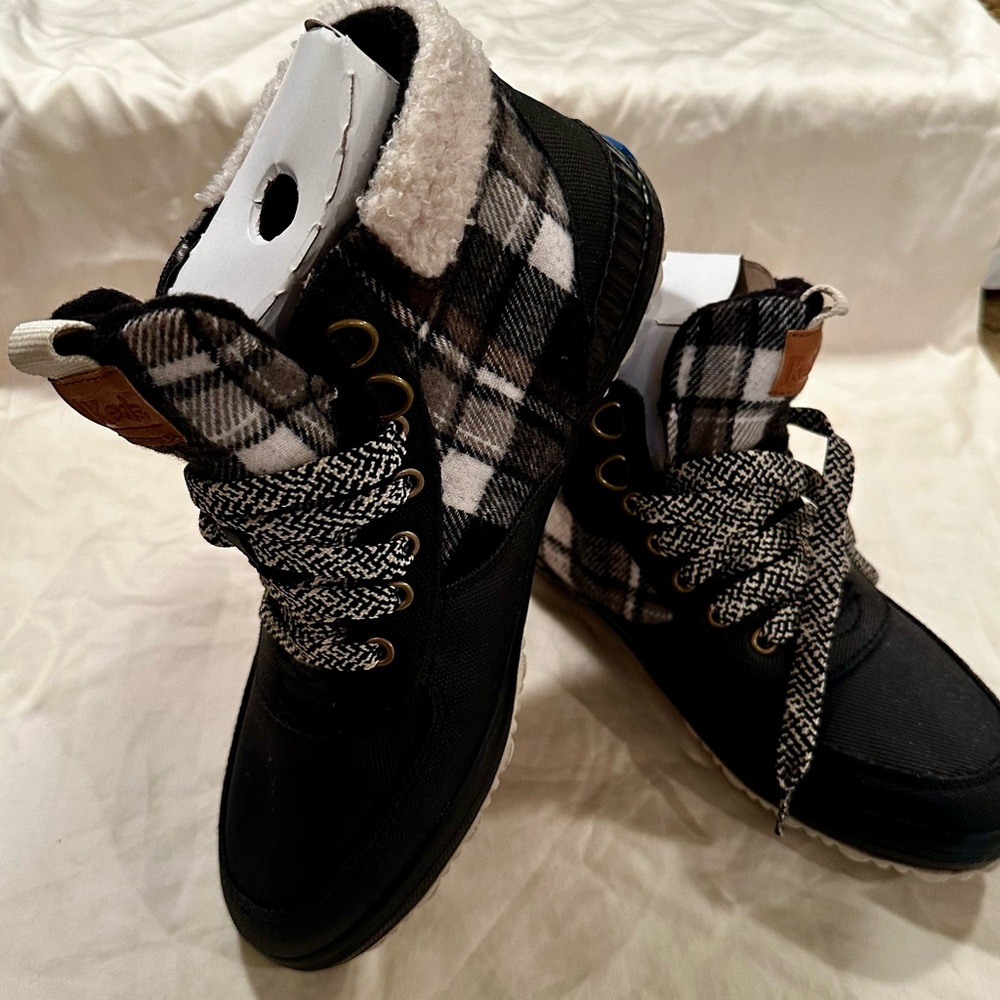 Keds Scout Boots Black Plaid. NIB. Women’s sz 9.